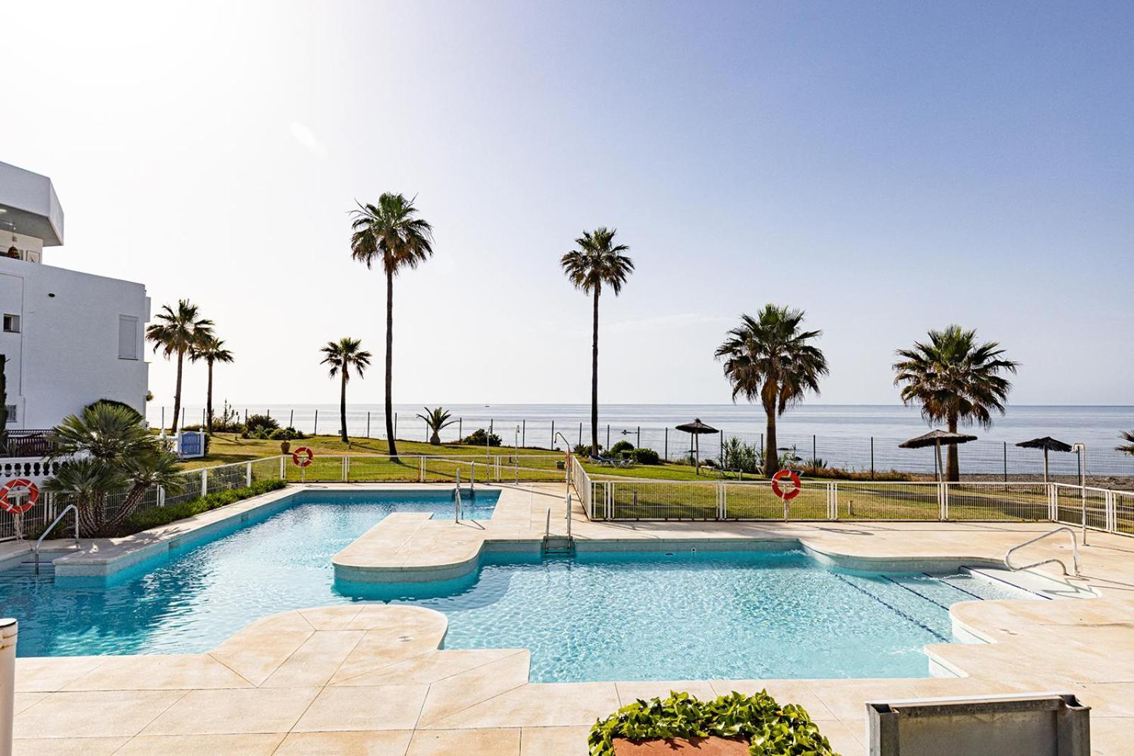 Sunrise Beach Front - Casares Del Mar Kültér fotó