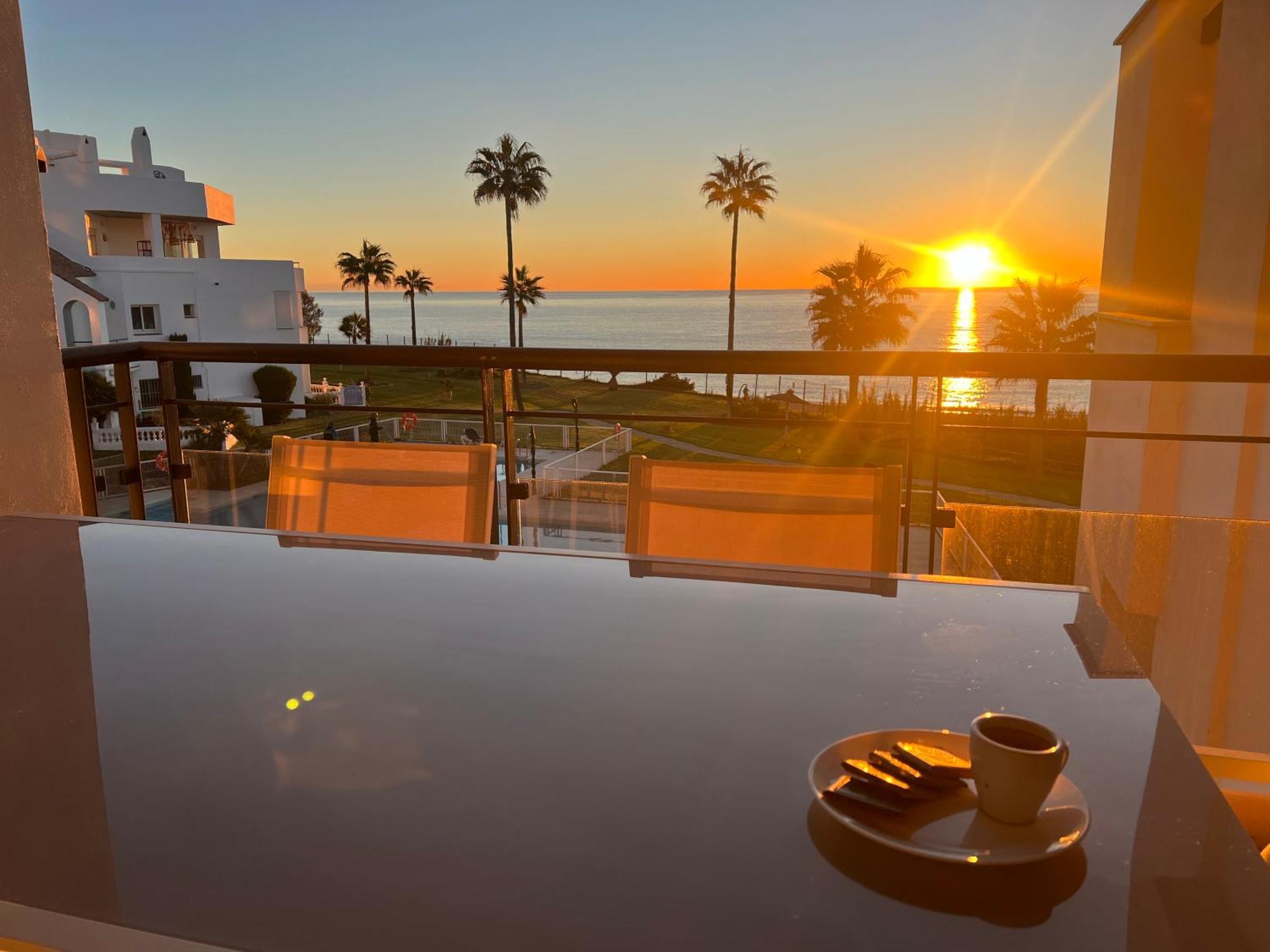 Sunrise Beach Front - Casares Del Mar Kültér fotó