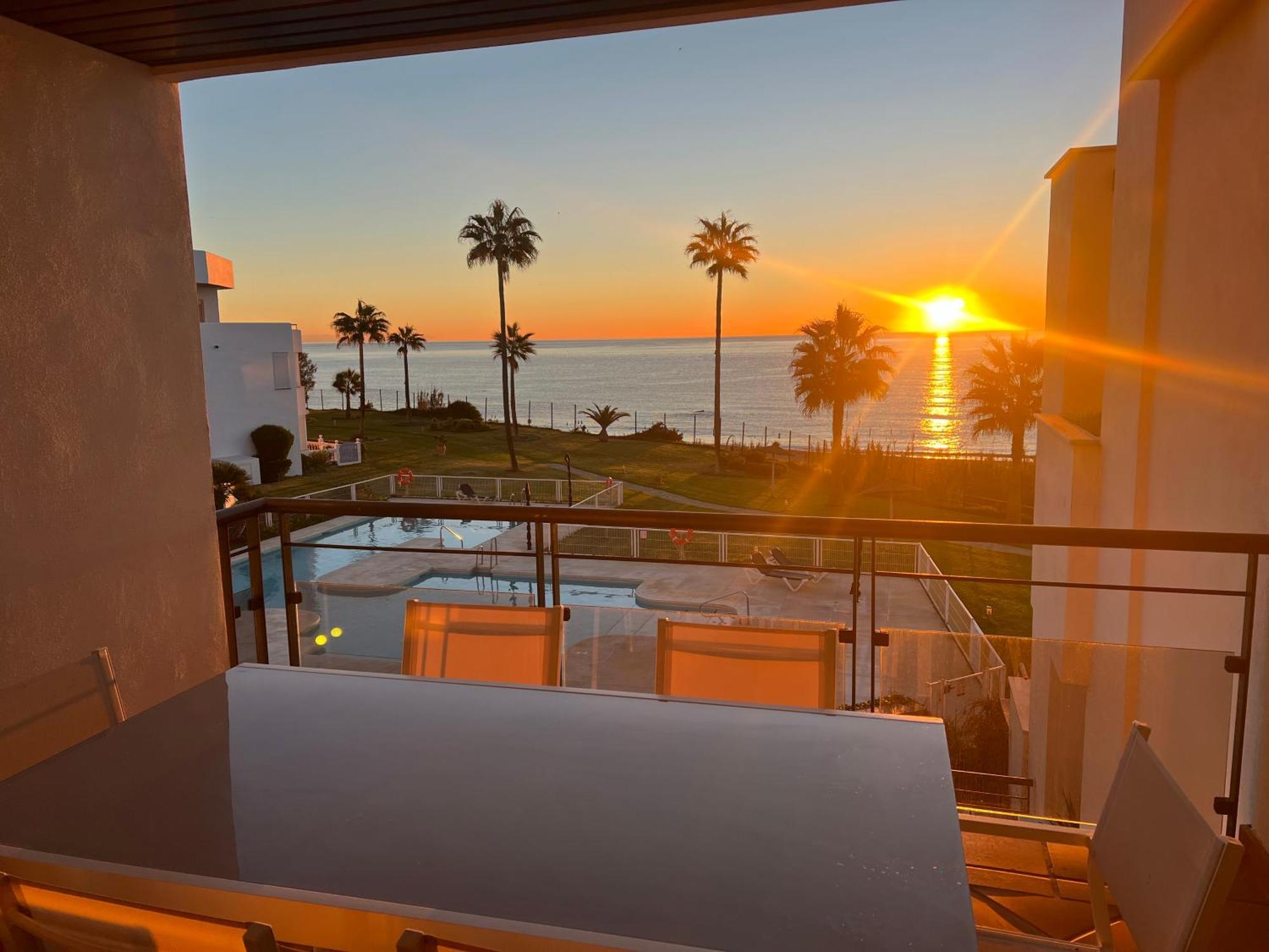 Sunrise Beach Front - Casares Del Mar Kültér fotó