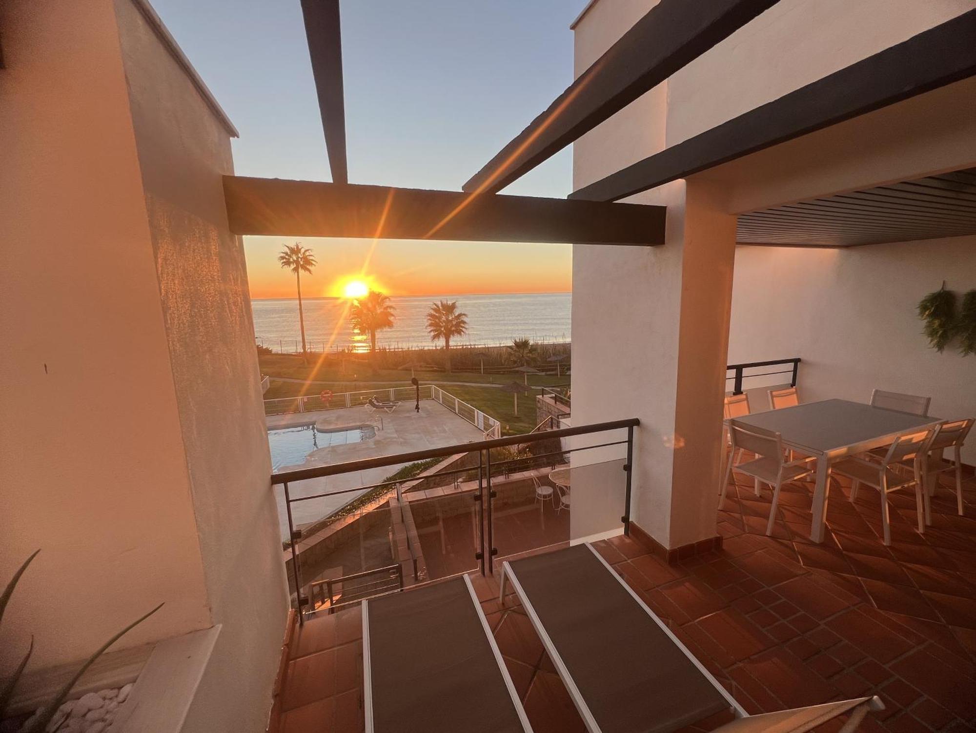 Sunrise Beach Front - Casares Del Mar Kültér fotó